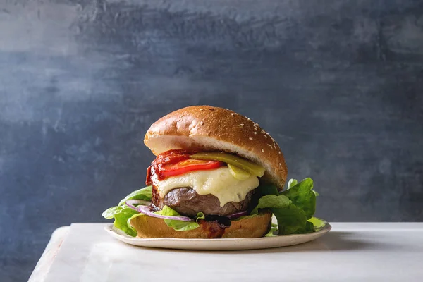 대리석 테이블 클래식 햄버거 쇠고기 송아지 Cutlets 치즈와 화이트 세라믹 — 스톡 사진