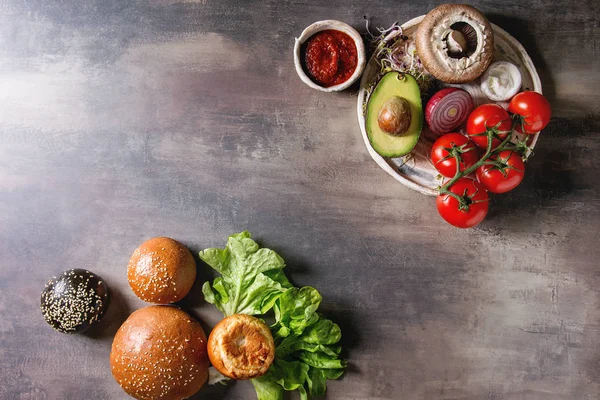 Składniki Gotowania Domowe Wegańskich Hamburgerów Ser Awokado Grzyby Portobello Pomidor — Zdjęcie stockowe