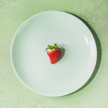 Pembe pastel pin-up arka plan üzerinde turkuaz plaka üzerinde taze çilek. Uzay kopyalayın. Üstten görünüm. Kare görüntü