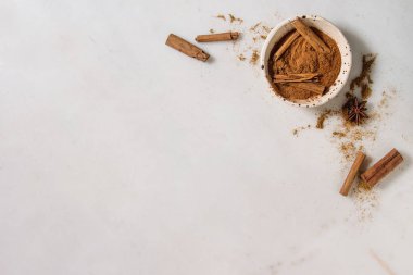 Tarçın baharat toz ve sopa, seramik anason star beyaz mermer arka plan üzerinde top. Yat, alanı Kopyala. Pişirme kavramı
