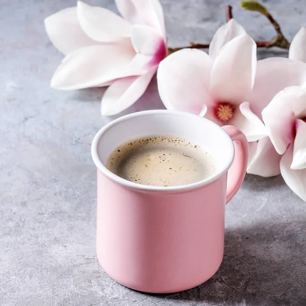 Mug Merah Muda Kopi Espresso Hitam Dengan Bunga Musim Semi — Stok Foto