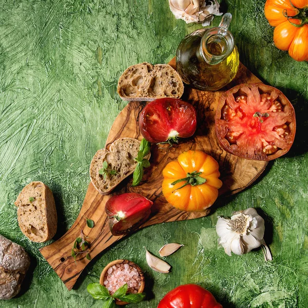 Mängd Röda Och Gula Ekologiska Tomater Med Olivolja Vitlök Salt — Stockfoto