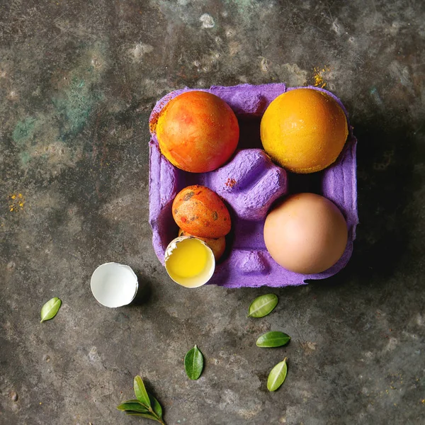 Tarjeta Felicitación Pascua Con Huevos Color Amarillo Anaranjado Caja Púrpura — Foto de Stock