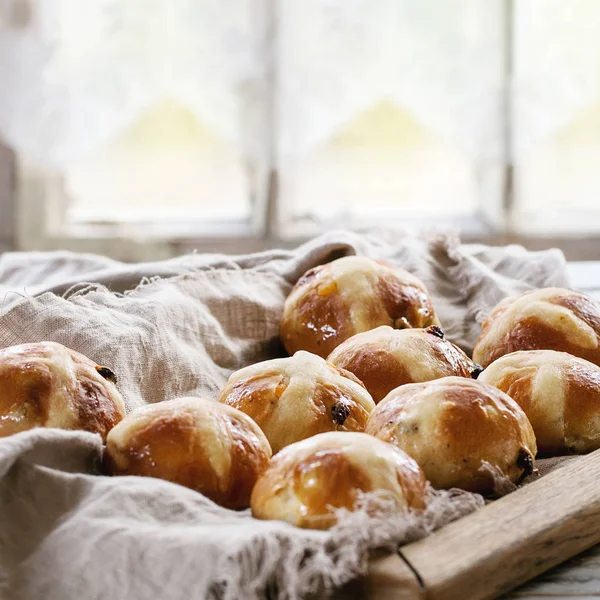 Petits Pains Traditionnels Croix Chaude Pâques Faits Maison Sur Plateau — Photo