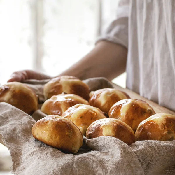 Selbstgebackene Osterbrötchen Mit Heißem Kreuz Auf Hölzernem Tablett Mit Textilien — Stockfoto