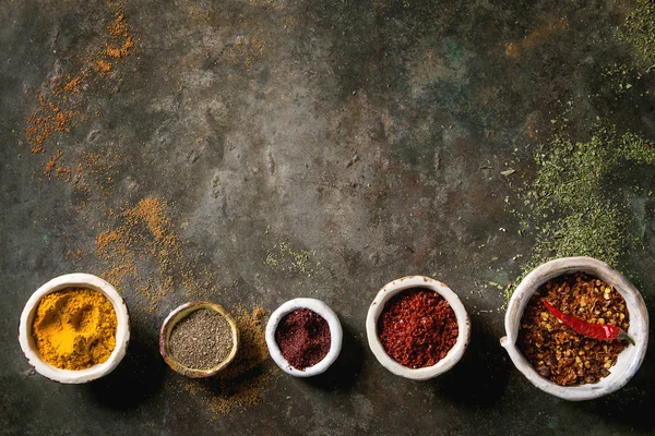 Gewürze Und Kräuter Vielfalt Keramikschalen Hintereinander Verschiedene Gemahlene Paprika Chilischoten — Stockfoto