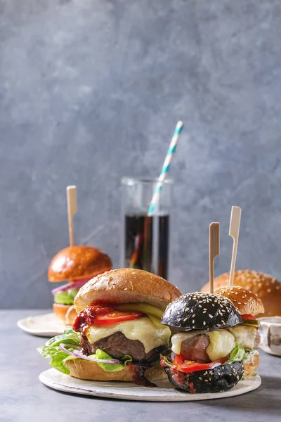 Különféle Házi Klasszikus Mini Hamburgert Búza Marha Borjúhús Olvasztott Sajt — Stock Fotó