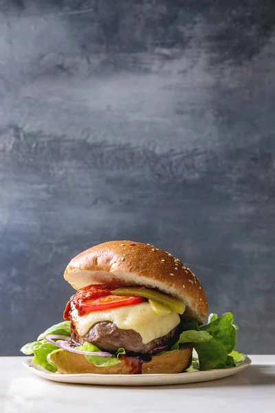 Zár Megjelöl Ból Házi Klasszikus Burger Búza Bun Marha Borjúhús — Stock Fotó
