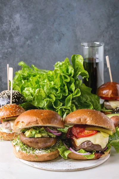 Çeşitli Yapımı Klasik Vegan Mini Hamburger Buğday Sığır Dana Pirzola — Stok fotoğraf