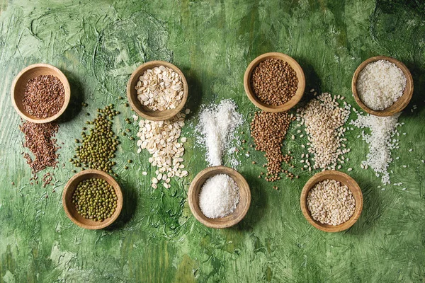Ulike Ukokte Korn Superkornfrø Sesamfrø Mungbønner Hvete Bokhvete Havremel Kokosnøtt – stockfoto
