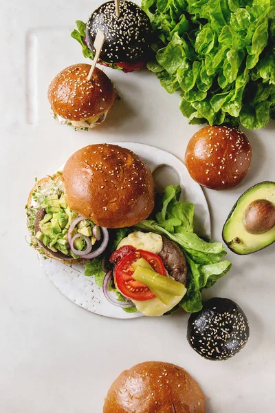 Olika Hemgjorda Klassiska Vegan Och Mini Hamburgare Vete Och Svarta — Stockfoto