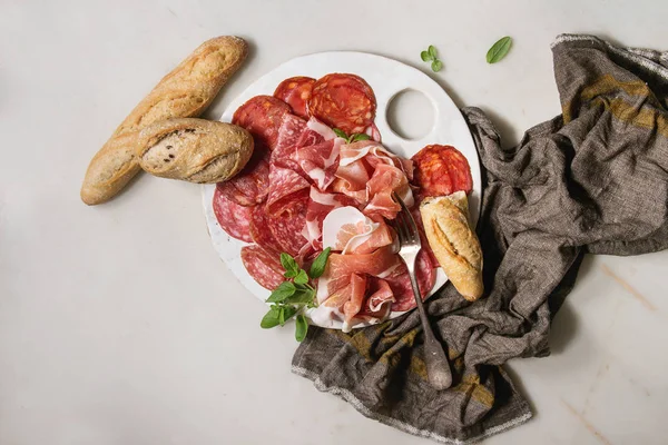 Antipasto Kött Tallrik Assorti Skivad Jamon Salami Chorizokorv Vita Keramiska — Stockfoto