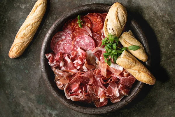 Antipasto Assorti Półmisek Mięsa Krojonego Jamon Salami Kiełbasa Chorizo Terakoty — Zdjęcie stockowe