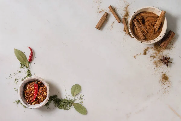 Assaisonnement Aux Épices Variété Herbes Dans Des Bols Céramique Piment — Photo