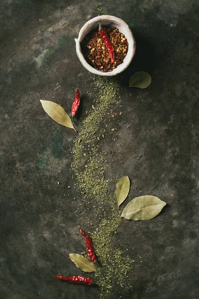 Des Épices Des Herbes Flocons Piment Rouge Dans Bol Céramique — Photo