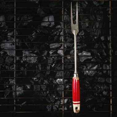 Barbekü ızgara raf üzerinde kömür Vintage barbekü çatalı. Üstten görünüm alanı. Barbekü kavramı. Kare görüntü