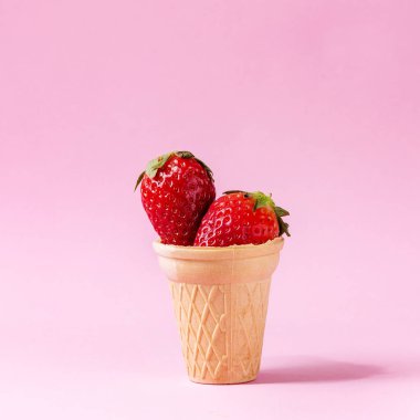 Pembe pastel pin-up arka plan üzerinde gözleme Kupası'nda taze çilek. Uzay kopyalayın. Kare görüntü