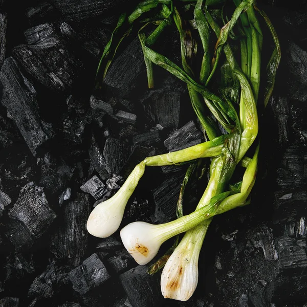 Légumes Grillés Oignon Printemps Sur Charbon Noir Vue Dessus Espace — Photo