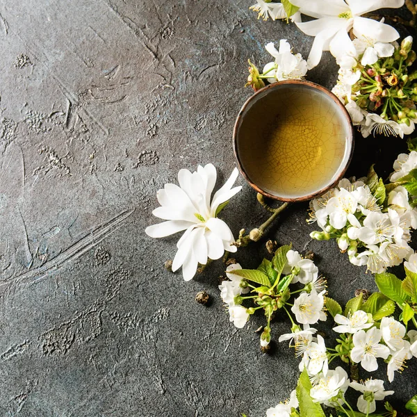 Taza Cerámica Tradicional Verde Caliente Con Flores Primavera Magnolia Blanca — Foto de Stock