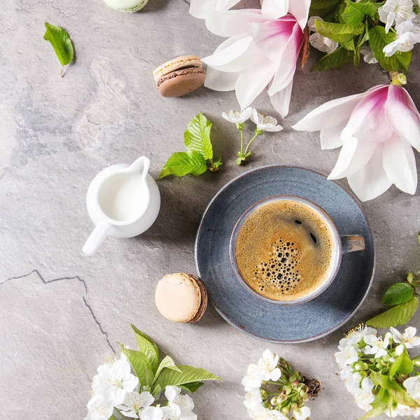 Cangkir Biru Kopi Espresso Hitam Makaroni Hidangan Penutup Prancis Krim — Stok Foto