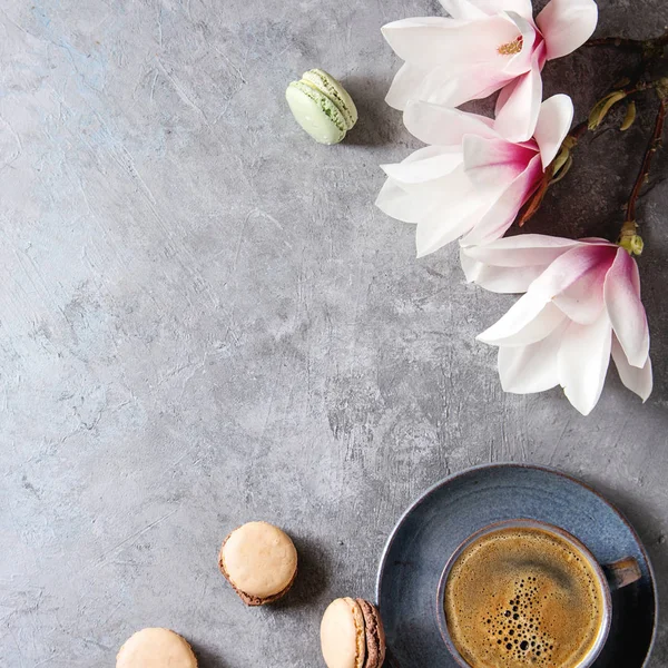 Blauwe Kopje Zwarte Espresso Koffie Frans Dessert Bitterkoekjes Bloemen Magnolia — Stockfoto