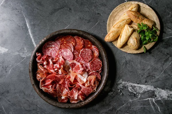 Antipasto Kött Tallrik Assorti Skivad Jamon Salami Chorizokorv Terrakotta Bricka — Stockfoto