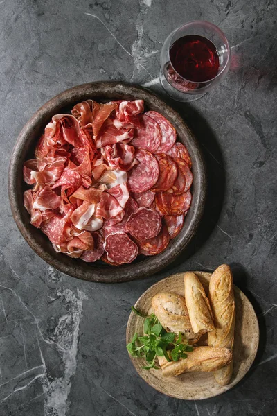 Antipasto Kött Tallrik Assorti Skivad Jamon Salami Chorizokorv Terrakotta Bricka — Stockfoto