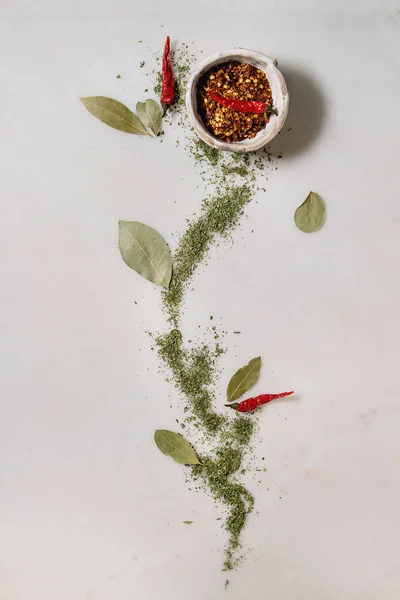 Μπαχαρικά Και Βότανα Κόκκινο Καυτό Πιπέρι Τσίλι Νιφάδες Κεραμικό Μπολ — Φωτογραφία Αρχείου