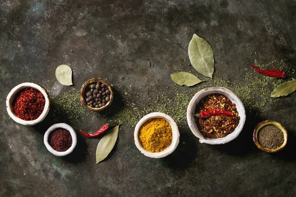 Specerijen Kruiden Kruiden Verscheidenheid Keramische Kommen Verschillende Grond Paprika Peper — Stockfoto