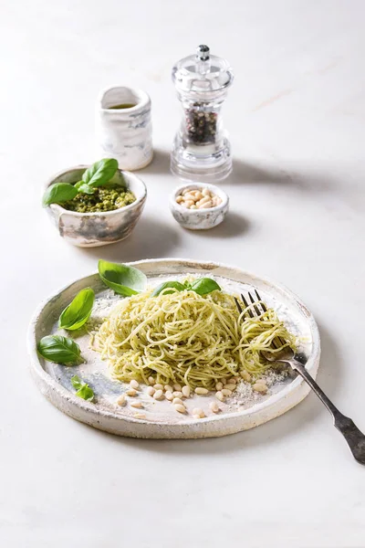 Spaghettis Italiens Classiques Avec Sauce Pesto Pignons Pin Huile Olive — Photo