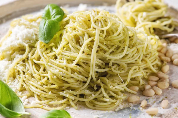 Klassieke Italiaanse Spaghetti Pasta Met Pestosaus Verse Basilicum Pijnboompitten Olijfolie — Stockfoto