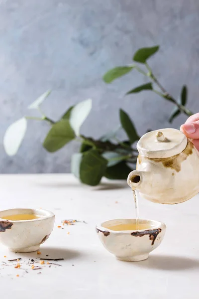 Pouring Teapot Hot Green Tea Two Traditional Chinese Clay Ceramic — Stock Photo, Image