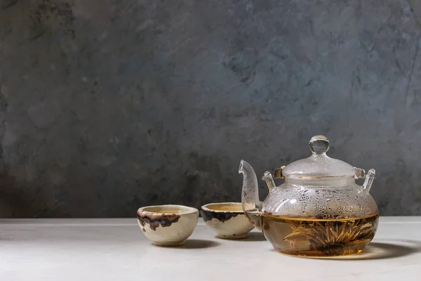 Heißer Grüner Tee Zwei Traditionellen Chinesischen Ton Keramik Tasse Und — Stockfoto