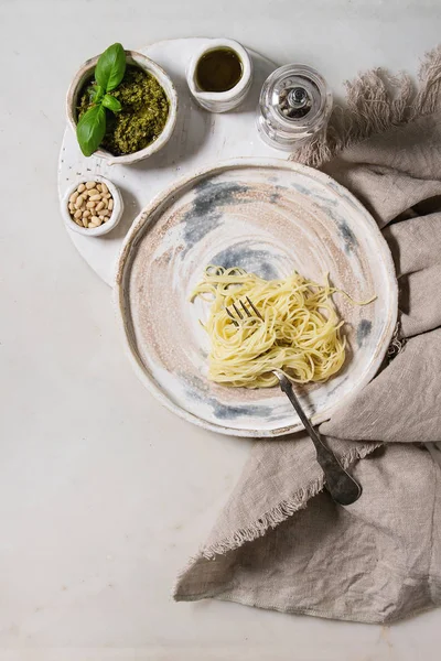 Spaghettis Italiens Classiques Avec Sauce Pesto Pignons Pin Huile Olive — Photo