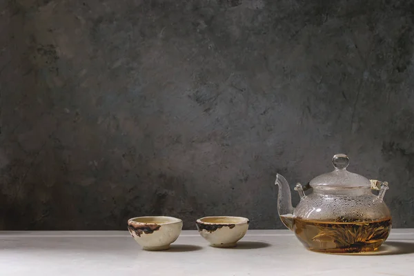 Heißer Grüner Tee Zwei Traditionellen Chinesischen Ton Keramik Tasse Und — Stockfoto