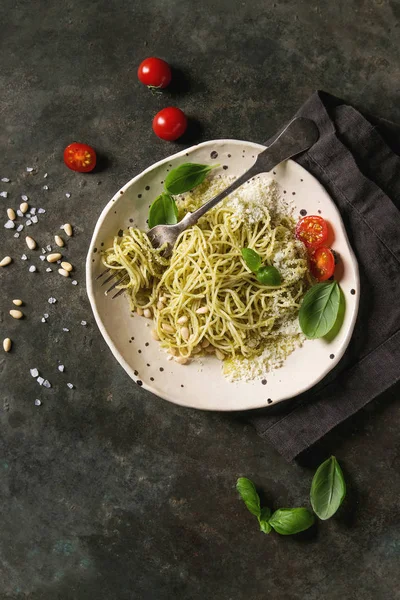 Clásica Pasta Italiana Espaguetis Con Salsa Pesto Piñones Aceite Oliva — Foto de Stock