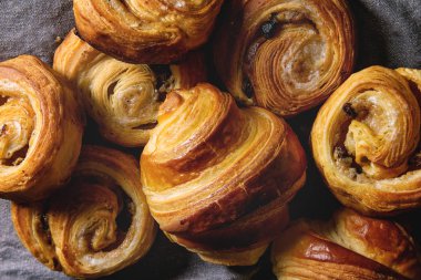 Ev yapımı puf böreği buns tarçın rulo ve kruvasan gri kumaş içinde çeşididir. Düz lay, bez kadar