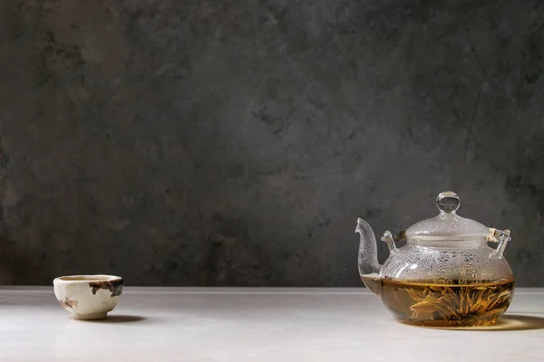 Horký Zelený Čaj Tradiční Čínské Hliněné Keramický Pohár Skleněné Konvice — Stock fotografie
