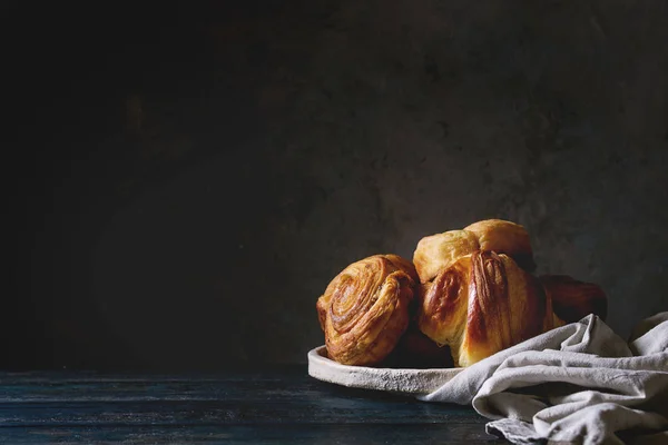 Různé Domácí Listové Těsto Buchty Skořice Rohlíky Croissanty Keramické Desky — Stock fotografie