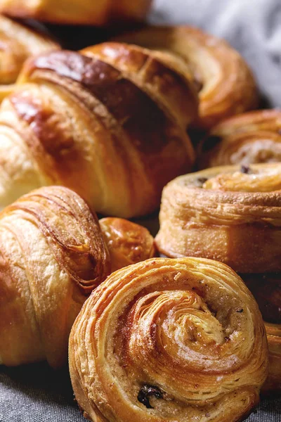 Varietate Chifle Patiserie Puf Casă Rulouri Scorțișoară Croissant Close — Fotografie, imagine de stoc