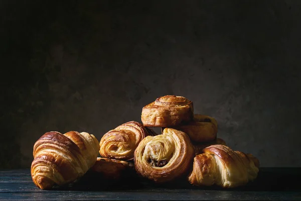 Variedad Bollos Hojaldre Caseros Rollos Canela Croissant Mesa Madera Naturaleza — Foto de Stock