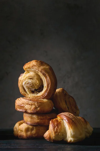 Een Aantal Zelfgemaakte Bladerdeeg Broodjes Kaneel Broodjes Croissants Houten Tafel — Stockfoto