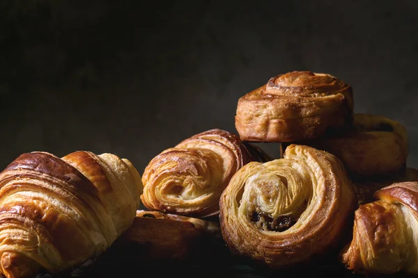 Variety Homemade Puff Pastry Buns Cinnamon Rolls Croissant Dark Still — Stock Photo, Image
