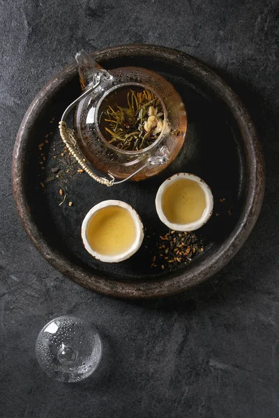 Gorącej Herbaty Zielonej Dwóch Tradycyjnych Chińskich Gliny Ceramiczne Filiżanki Otwarty — Zdjęcie stockowe