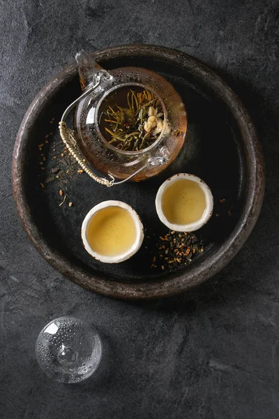 Verde Caldo Due Tradizionali Tazza Ceramica Argilla Cinese Teiera Vetro — Foto Stock