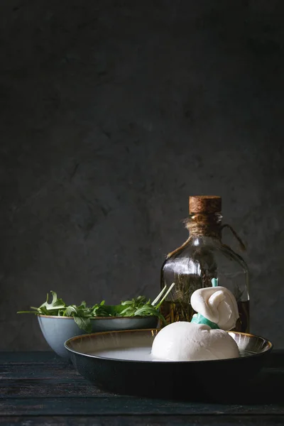 Bowl Whole Tied Italian Cheese Burrata Brine Arugula Salad Bottle — Stock Photo, Image