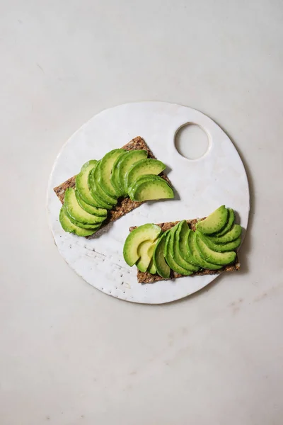 Sandwiches Veganos Con Aguacate Rodajas Sobre Pan Centeno Servido Sobre — Foto de Stock