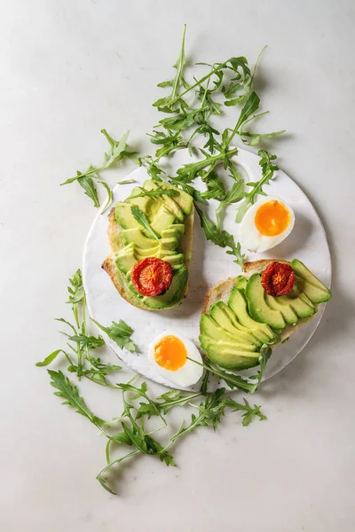 Sandwich Vegetariano Con Aguacate Rodajas Tomates Secados Sol Huevo Rúcula — Foto de Stock