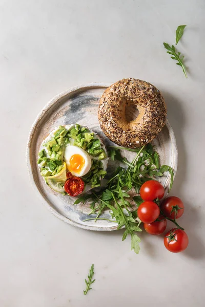 Вегетаріанський Бутерброд Цільного Зерна Подрібненим Авокадо Вершковим Сиром Сушеними Помідорами — стокове фото