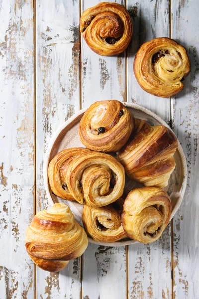 Különféle Házi Rétes Fahéj Zsemle Zsemle Croissant Kerámia Tányér Fölött — Stock Fotó